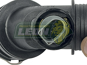 CONECTOR RADIADOR INFERIOR VW TOUAREG 3.6L 07-10, AUDI Q7 3.6L 07-10, PORSCHE CAYENNE 3.6L 08-10 PLASTICO (120-327)