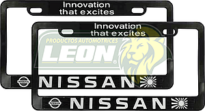 PORTAPLACAS NEGRAS GRABADAS NISSAN LETRAS CROMADAS (JGO. c/2 pzas.)