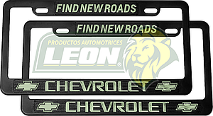 PORTAPLACAS NEGRAS GRABADAS CHEVROLET LETRAS FLUORESCENTES (JGO. c/2 pzas.)