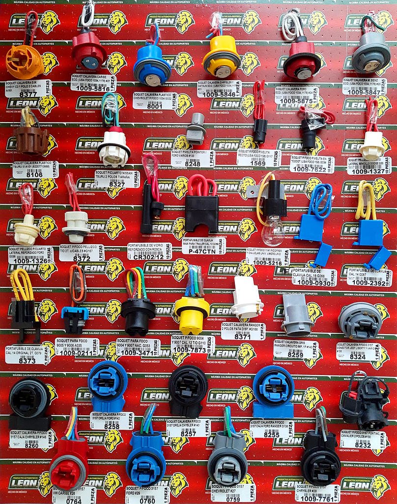 MUESTRARIO DE ARNES TABLA #8 (SOQUETS Y PORTAFUSIBLES VARIOS)