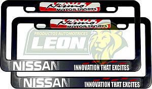 PORTAPLACAS NEGRAS UNIVERSAL C/STICKER NISMO NISSAN SOL NACIONAL (JGO c/2 pz.)