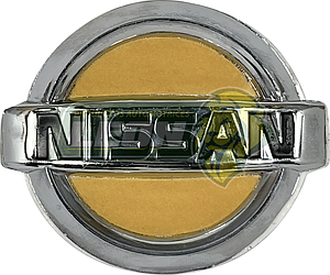 EMBLEMA TRASERO NISSAN VERSA 12-15 C/ADHERIBLE ØA: 7.2 cm, ØB: 8.7 cm